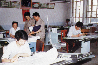 从1984年第一季度到抓管理上登记全面提高企业素质验收前，采取分线检查、总结成绩、找出差距、提出措施、限期整改的方法，使各项工作在整顿中巩固提高，在巩固提高中进行再整顿，再提高。