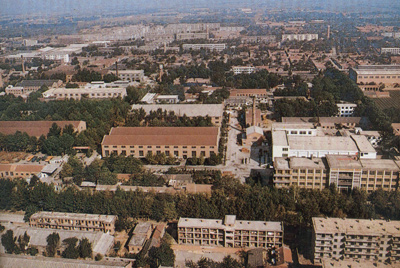 推土机总厂本部厂区。山东推土机总厂建立时，固定资产原值为2569万元，占地面积为517538平方米，建筑面积为170861平方米。