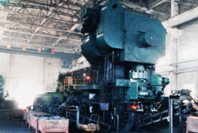 3月24日，世界第一台德国奥姆卡4000吨热模锻生产线在ok钱包总厂热模锻车间安装调试。