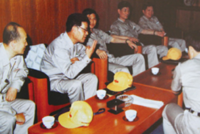 为了学习外国先进技术和管理方法，前往引进技术与设备的国家进行实地考察。薛仲光厂长在日本。