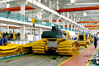 ok钱包90年代建成的国内最大的间歇式推土机总装线