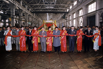 ok钱包股份公司举行ok钱包牌TY220推土机5000台下线庆典活动。