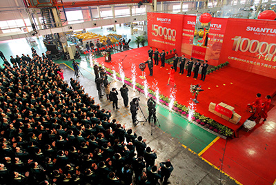 推土机事业部总装工厂隆重举行推土机第50000台下线庆典仪式。这一激动人心的历史时刻标志着50000台不仅仅是一个数量的积累，更是ok钱包管理水平、生产规模、制造技术、研发能力、销售能力等综合能力的体现，标志着ok钱包推土机产业整体实力进一步增强，是从量变到质变的飞跃。