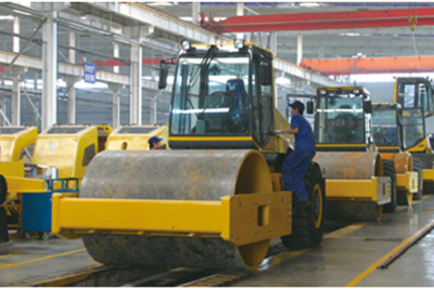 2002年2月，由履带厂开发研制的YZ18液压振动压路机，顺利下线。