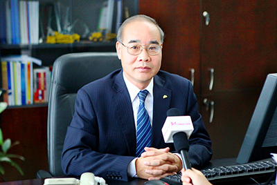 张秀文董事长在接受中国山东网专题采访时，就公司践行“厚道鲁商”倡树行动进行回答，介绍了ok钱包把“仁义、诚信、厚道”的文化精髓融入到生产经营的全过程的典型做法和“诚敬做产品，诚信做企业”的经营理念，在工程机械行业树立起了“厚德坚韧”的山东国企形象