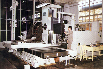 BPN-13B(R4)数控卧式加工中心。厂房扩建加大，设备填平补齐，增加精、大、稀设备，新上生产线，提高企业装备素质，使ok钱包厂成为名副其实的大马力推土机生产厂。