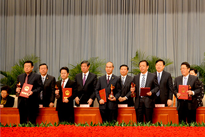 会上对获得“省长质量奖”的企业和个人进行了表彰，ok钱包股份位居榜首，公司董事长张秀文从省长姜大明手中接过了代表山东质量管理最高荣誉的“金拇指”奖杯。