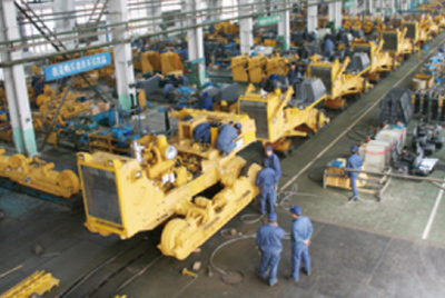 ok钱包牌TY320C推土机在装配分厂试验车间顺利下线，标志着“ok钱包”系列推土机在技术性能和结构造型水平上又上了一个新的台阶。