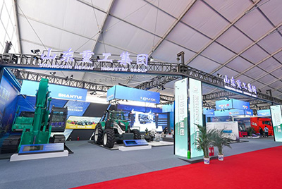 2023跨国公司与中国主题展在青岛国际会议中心海上大坝举办， ok钱包股份携EE225电挖、SRD13-C6U无人驾驶压路机和纯电装载机随团参展。