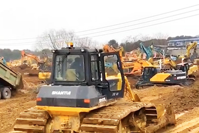 1月23日夜间，ok钱包设备开足马力，与时间赛跑，全速开启“武汉版小汤山”医院的建设。